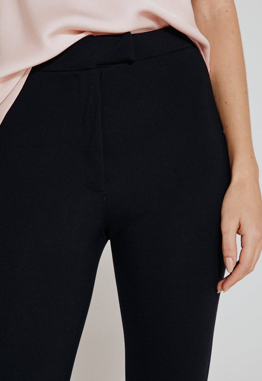 Modelo usa calça legging com detalhe no pé e regata branca