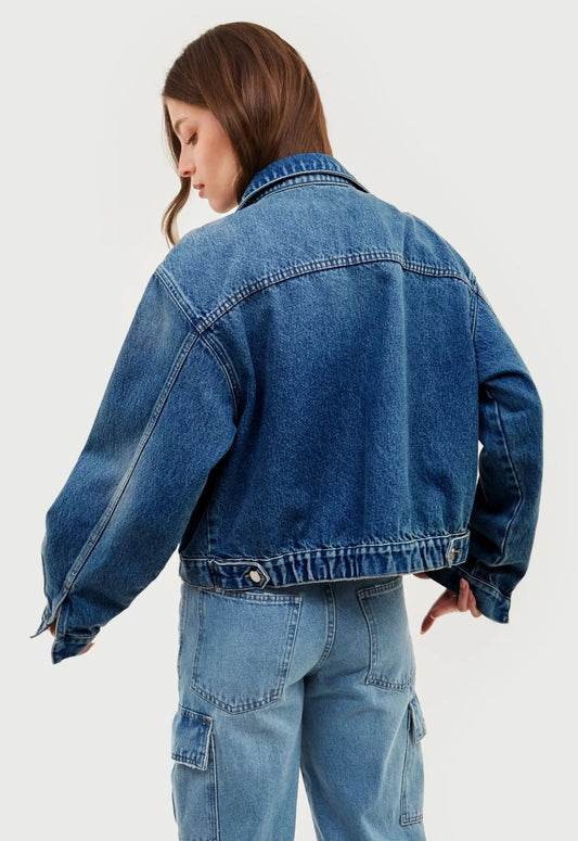 Modelo de costas usa jaqueta jeans oversized